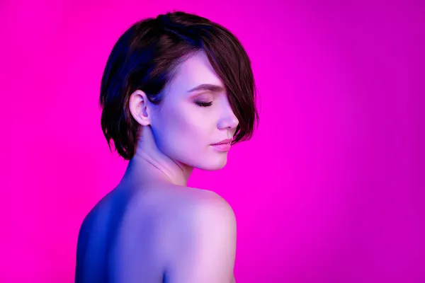 Profil boční portrét atraktivní zasněný dívka hedvábné kůže kopírovat prostor izolovaný přes světlé fialové barvy pozadí — Stock fotografie
