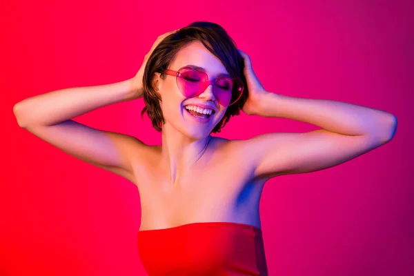 Portret van aantrekkelijke dromerige glamoureuze vrolijke meisje dans plezier geïsoleerd over helder rood multicolor kleur achtergrond — Stockfoto
