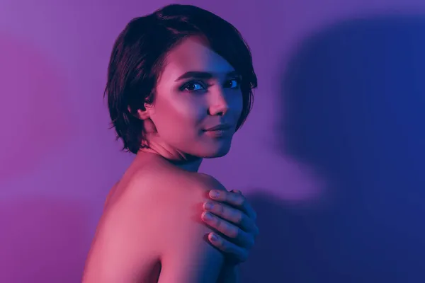 Boční profil fotografie portrét mírumilovná dívka dotýkající se nahých ramen izolované modré barvy pozadí s copyspace — Stock fotografie