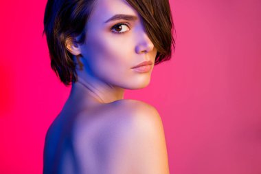 Çekici çıplak kız portresi. Parlak renkli arka planda izole edilmiş taze sağlıklı ten.