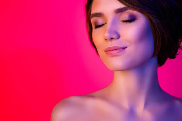 Zugeschnittene Ansicht Porträt attraktive verträumte Mädchen perfekt makellose Haut Kopierraum isoliert leuchtend rote Farbe Hintergrund — Stockfoto