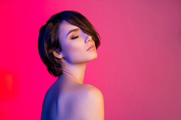 Profil boční portrét atraktivní snivé nahé dívka perfektní kůže kopírovat prostor izolované červené vícebarevné barvy pozadí — Stock fotografie
