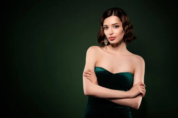 Foto di giovane attraente bella cercando splendida ragazza indossare abito da sera ricca signora isolato su sfondo di colore verde — Foto Stock