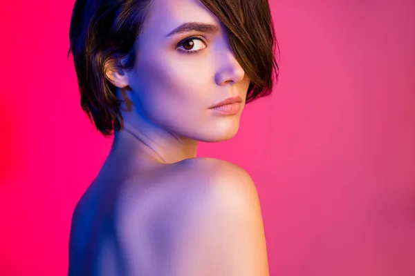Crop profilo vista laterale ritratto di attraente ragazza nuda fresca pelle sana isolato su sfondo multicolore luminoso — Foto Stock