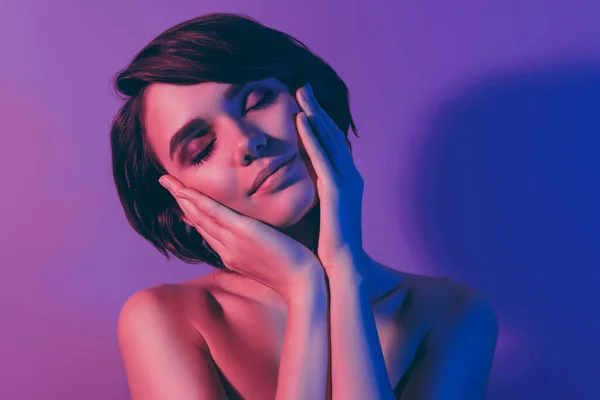 Photo portrait paisible fille toucher le cou rêveur isolé couleur violette fond — Photo