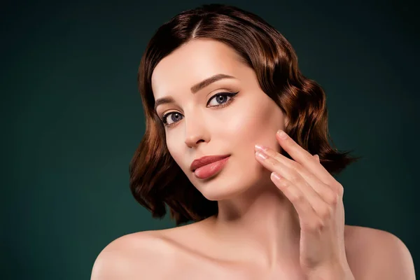 Retrato de buen humor pacífica mujer ideal toque mejilla aplicar tóner hidratante aislado sobre fondo de color verde — Foto de Stock