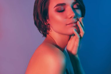 Yan profil fotoğrafı. Huzurlu çıplak kız. Yumuşak tene dokunuyor.