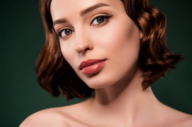 Göz kamaştırıcı genç kadın portresi. Çıplak omuzlar. Mükemmel ipek cilt.