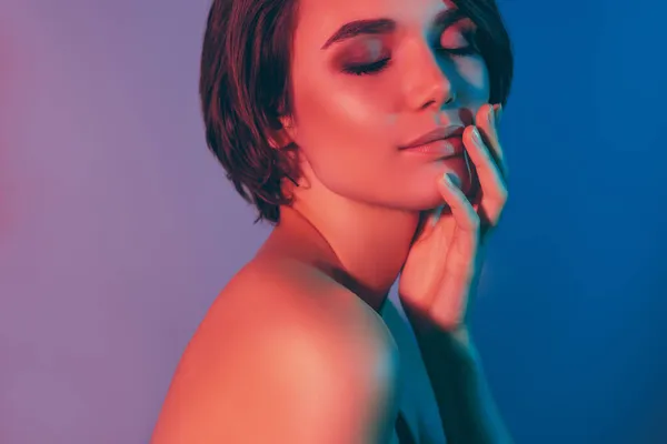Side profil foto porträtt fridfull flicka nakna axlar röra mjuk hud drömmande isolerad blå färg bakgrund — Stockfoto