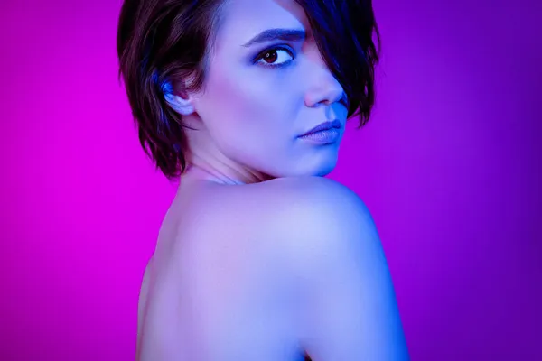 Retrato de vista recortada de chica atractiva posando piel perfecta aislada sobre fondo de color violeta brillante multicolor — Foto de Stock