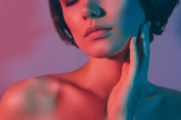 Περικοπή φωτογραφία ήρεμο κορίτσι με γυμνούς ώμους αγγίζοντας το πρόσωπο λαιμό ονειρικό απομονωμένο νέον φόντο χρώμα — Φωτογραφία Αρχείου