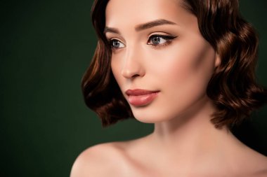 İyi ruh halinin portresi sakin sakin bir kadın bak. Taklit uzaya bak. Yeşil arka planda saf masum hayaller kuruyor.