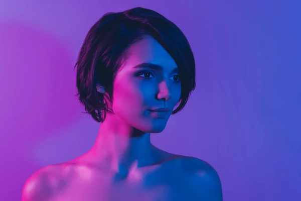 Foto portrét klid hezká dívka klid klidné nošení bob účes vzhled copyspace izolované neon fialová barva pozadí — Stock fotografie