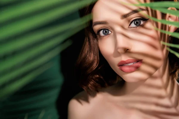 Porträtt av ung vacker fantastisk kvinna med perfekt hud nakna axlar isolerad på grön blommig växt bakgrund — Stockfoto