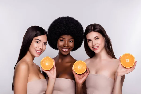 Foto di tre giovane donna attraente felice sorriso positivo agrumi disintossicazione isolato su sfondo di colore grigio — Foto Stock