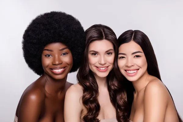 Foto de tres jóvenes alegre mujer feliz sonrisa positiva cara pura piel limpia desintoxicación aislado sobre fondo de color gris — Foto de Stock