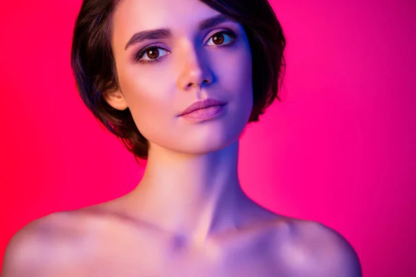 Oříznutý pohled portrét dívky dokonalé kůže moderní obličejové kosmetické izolované přes jasně červené vícebarevné barvy pozadí — Stock fotografie