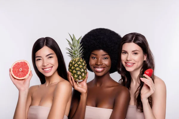 Foto di tre giovane donna felice sorriso positivo carne frutta cura della pelle cosmetologia isolato su sfondo di colore grigio — Foto Stock