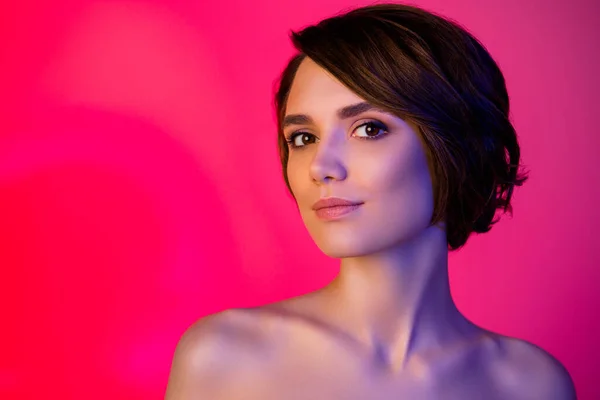 Portret van aantrekkelijk meisje met glans gladde zijdezachte huid geïsoleerd over helder rood multicolor kleur achtergrond — Stockfoto