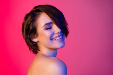 Profil görünümü portresi. Çekici, hayalperest bir kızın. Taze parlak bir ten.