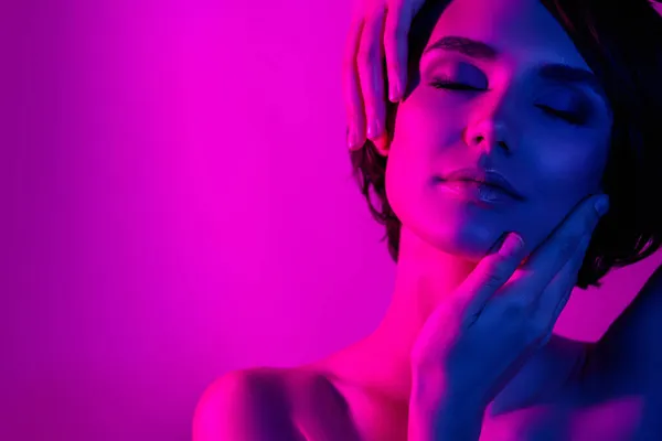 Foto retrato chica bonita tocando cara cuello sensual soñador aislado neón rosa color fondo copyspace — Foto de Stock