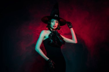 Çekici, seksi, gizemli kadının fotoğrafı gotik cadı elbisesi, el kol başlığı, izole edilmiş kırmızı sis rengi arka plan.