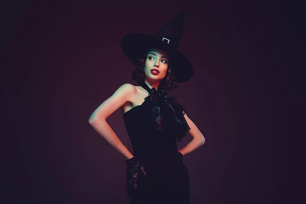 Foto do mal adorável místico senhora desgaste preto vestido gótico headwear olhar vazio espaço isolado escuro vermelho cor fundo — Fotografia de Stock