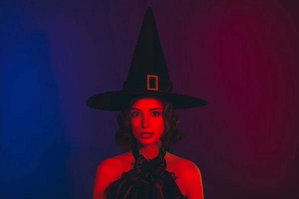 Foto de mulher misteriosa sexy usar vestido de bruxa gótica headwear halloween festa isolado escuro gradiente cor fundo — Fotografia de Stock