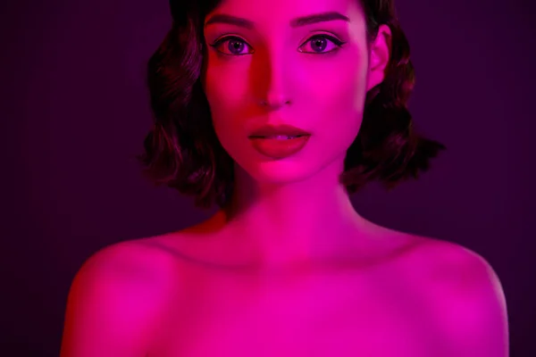 Photo de séduisante belle jeune femme charmante cosmétologie concept traitement soin isolé sur fond néon — Photo