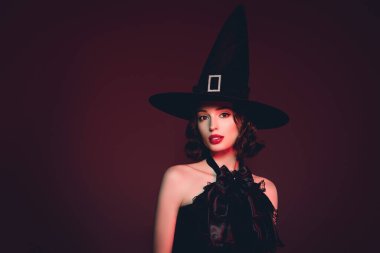 Baştan çıkarıcı, zalim, gizemli kadının fotoğrafı. Cadı başlığı giyin. Boş alan, izole edilmiş koyu renk arka plan.