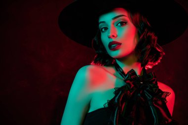 Şeytani, gizemli kadının kesilmiş fotoğrafı gotik bir cadı elbisesi giyer izole edilmiş kırmızı sis rengi arka plan