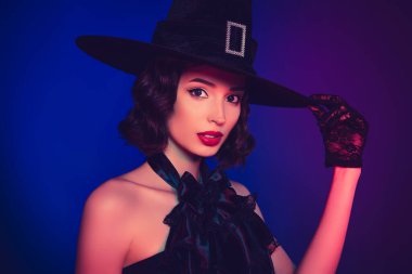 Korkunç gizemli kadın cadı giysisinin fotoğrafı. Cadılar bayramı partisi. Koyu renk arkaplanı.