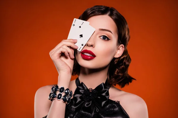 Foto von jungen hübschen Glamour charmante Frau Cover Augenkarten Ass spielen Gamer isoliert auf dunkelorangefarbenem Hintergrund — Stockfoto
