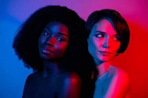 Porträtt av två attraktiva nakna kvinnor kramas tillgivenhet liv partnerskap romantik isolerad ljus neon färg bakgrund — Stockfoto