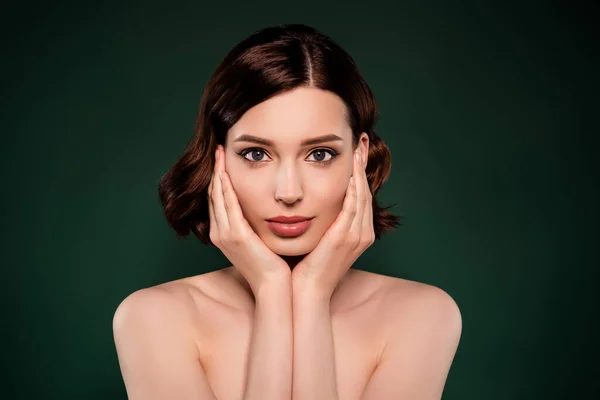 Porträt gut aussehende atemberaubende Frau berühren Wangen verwöhnen Apfelcreme Toner isoliert auf grünem Hintergrund — Stockfoto