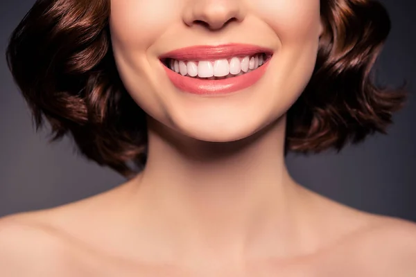 Foto recortada de hombros desnudos femeninos sonrientes que muestran dientes perfectos después del tratamiento aislado de color negro de fondo —  Fotos de Stock