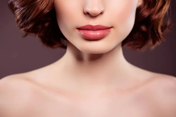 Gesneden foto van prachtige prachtige vrouwelijke naakte schouders dragen glanzende naakt lippenstift geïsoleerd op donkere kleur achtergrond — Stockfoto