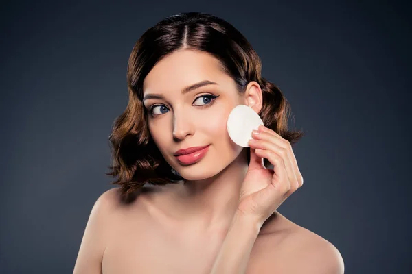 Portrét usměvavé zvědavé zasněné dívky vzhled copyspace odstranit make-up čištění obličeje izolované na pozadí tmavé barvy — Stock fotografie