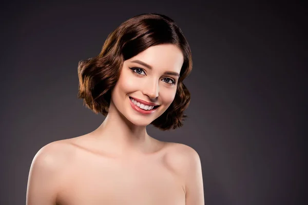 Foto av leende glad vacker kvinna nakna axlar perfekt frisk hud isolerad på mörk svart färg bakgrund — Stockfoto