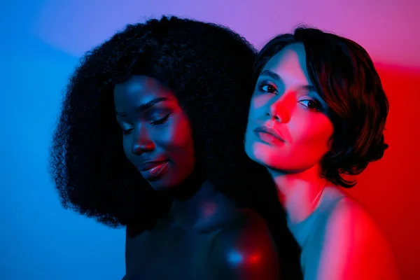 Porträtt av två attraktiva lockande nakna kvinnor tillgivenhet romantik Alla hjärtans dag isolerad neon lila färg bakgrund — Stockfoto