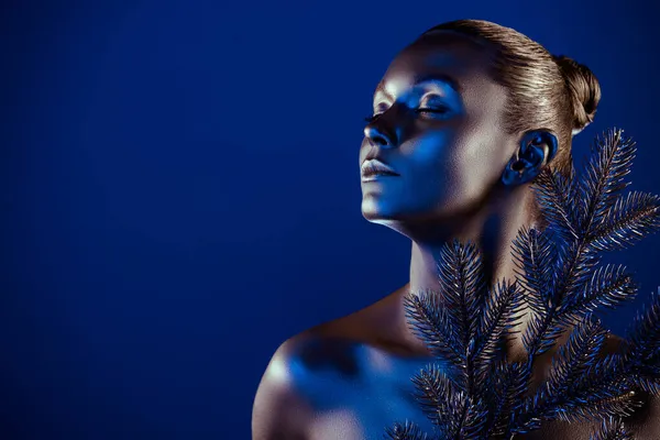 Portrait de dame attrayant créatif métallique brillant x-mas reine froide isolé sur fond de couleur bleu foncé — Photo