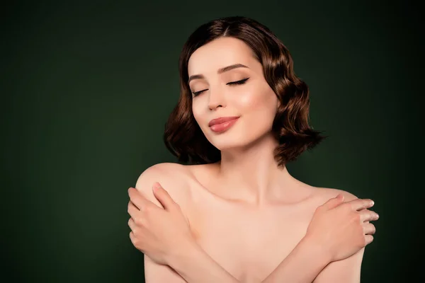 Fénykép a jó hangulat gyönyörű vonzó női ölelés öleli magát önbecsülés elszigetelt zöld színű háttér — Stock Fotó