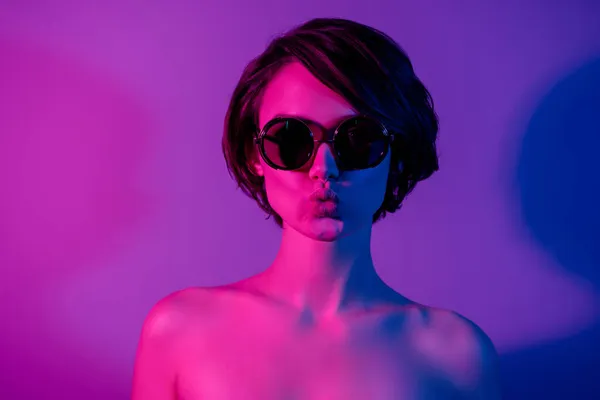 Foto retrato chica pacífica con los labios enfurecidos con gafas de sol fiesta de verano aislado color violeta de neón fondo — Foto de Stock