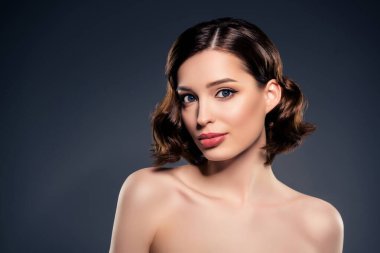 Genç, güzel ruh hali portresi. Çıplak omuzları var. Mükemmel cilt.