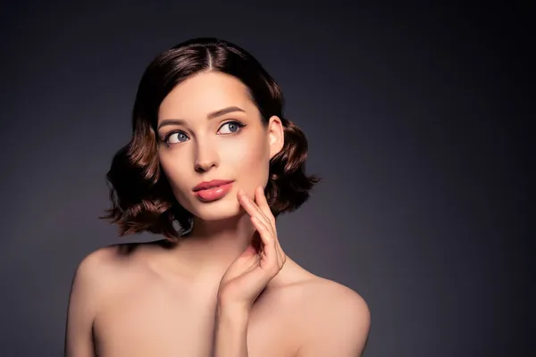 Portret van jonge mooie vrede vrouw look copyspace van toepassing crème wang huidverzorging geïsoleerde donkergrijze kleur achtergrond — Stockfoto