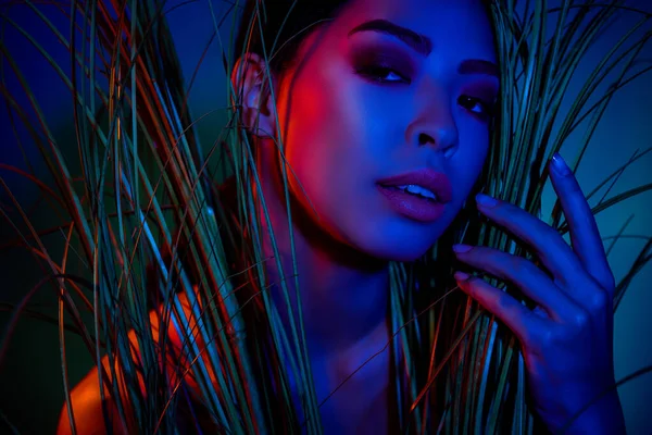 Portret oszałamiającej dzikiej pani ukryć dziką dżunglę izolowane abstrakcyjne cyber efekt ultrafioletowy kolor tła — Zdjęcie stockowe
