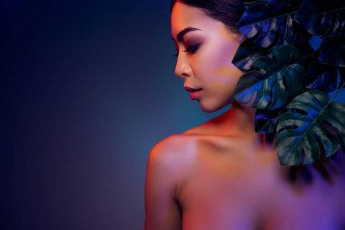 Profil tarafı fotoğrafı: Çekici bayan yeşil yapraklar saf güzellik boş alan izole parlak renk arkaplan