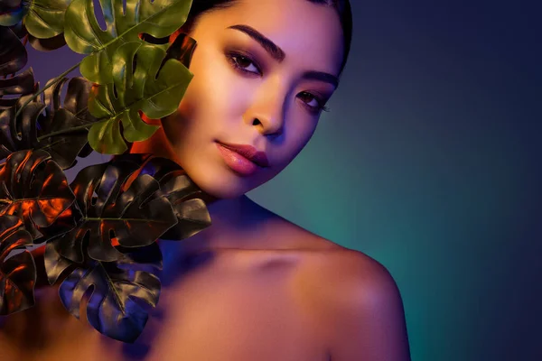 Portret van elegante vrouwelijke dame groene bloem helder lichaam effect voeden geïsoleerde gloeiende heldere kleur achtergrond — Stockfoto