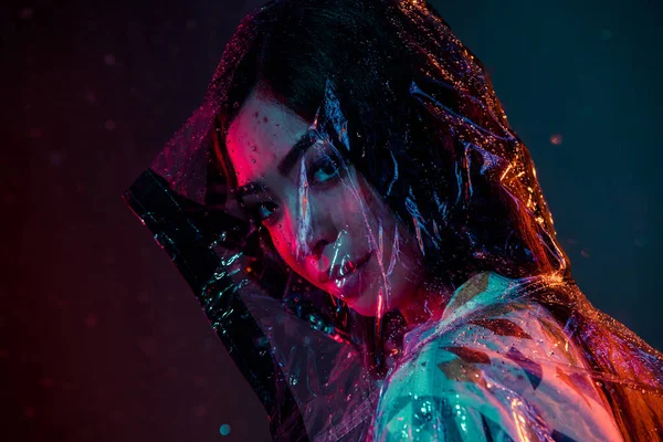 Profil côté photo de jolie dame porter capuche en caoutchouc protéger pluie averse extérieur isolé dégradé couleur fond — Photo