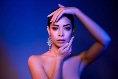 Kadın Vogue kadınının portresi. Yanaklara dokunmak. Soyut olay.